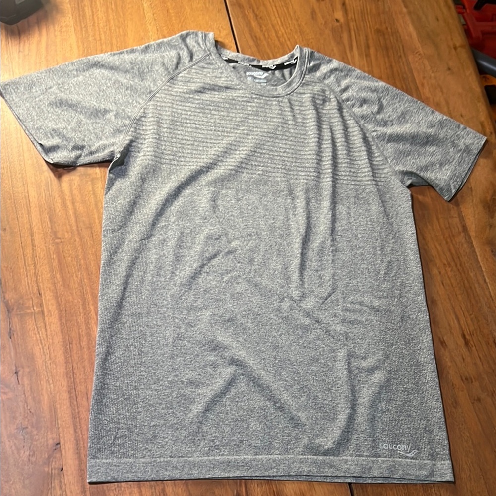 Saucony Gray Short Sleeve Crew Neck Tee
